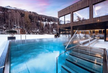 Im beheizten Außenpool lässt es sich mit Blick auf die Berge bestens entspannen.