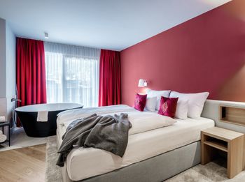 Die 44 geräumigen Suiten gibt es in unterschiedlichen Größen und Ausstattungen. Teilweise sind sogar Badewannen im Schlafzimmer.