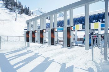 Die Firma Axess stellt Ticketzugänge für zahlreiche Skigebiete in den Alpen.