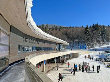 Parkplätze, Kassen, Ski-Depot, Sportgeschäft und Restaurant befinden sich direkt an der Talstation der Reischlbergbahn.
