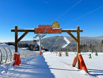 Das Anfänger-Areal samt überdachten Zauberteppich und Fun-Slope befindet sich direkt an der Mittelstation der Reischlbergbahn.