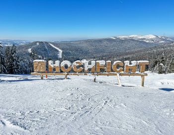 Direkt an der Standardabfahrt gibt es einen coolen Fotopoint mit Hochficht-Schriftzug.