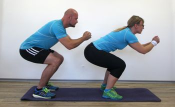 Während der Sommermonate solltest du dich mit Skigymnastik fit halten.