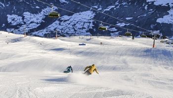 Wer das Carven und die Technik richtig lernen möchte, kann sich auch Rat bei einem Profi holen. Gute Skischulen samt guter Pisten gibt es unter anderem im Skigebiet Hochzillertal.