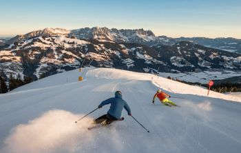 Die Skistöcke unterstützen dich, die Balance zu halten. So machen die Pisten, wie hier in der SkiWelt Wilder Kaiser-Brixental, gleich noch mehr Spaß.