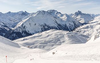 Erlebe herausfordernde Abfahrten und traumhaftes Panorama, wie hier in St. Anton am Arlberg