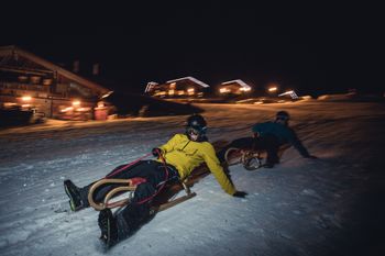 An mehreren Orten der Tiroler Zugspitz Arena kannst du sogar nachts rodeln.