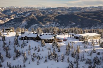 In Aspen Snowmass you can enjoy a yoga session at the sun deck atop Aspen Mountain.