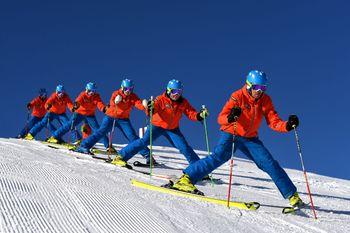 Bei der Formations EM werden Akrobatik und Skifahren miteinander vereint.