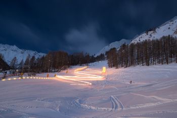 Bei der Ski-Show Samnaun zeigen die örtlichen Skilehrer beeindruckende Variationen des Ski-Sports.