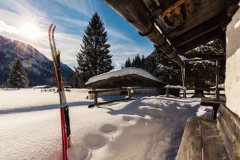 Urige Hütten erreichst du per Langlaufski, zu Fuß oder mit Schneeschuhen.