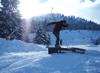 Während du die Freeride-Hotspots eroberst, lernen deine Kids im Junior Wintercamp die ersten Tricks.