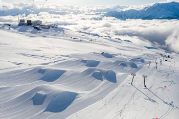 Kicker, Rails und die weltgrößte Halfpipe: Die Snowparks in LAAX sind der Hotspot für Freestyle-Action in den Alpen.