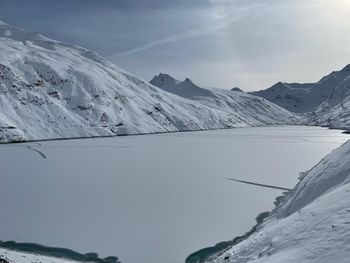Der gefrorene See ist ein eindrucksvoller Anblick bei Tag und Nacht.