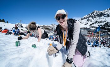 Digging is even more fun as a team.