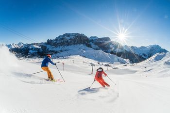 Neben 12 Skidestinationen mit 1.200 Pistenkilometern befindet sich hier auch die beeindruckende Sella Ronda, die Skirunde um den Sella-Stock.