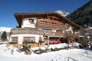 Zahlreiche, hauseigene Pauschalangebote - zum Teil mit Skipass - findest du bei direkt bei den Unterkunftseinträgen auf Skigebiete-Test.de