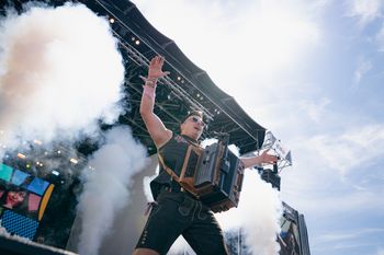 Andreas Gabalier heizte seinen Fans ordentlich ein. Mitten in der Menge war die Stimmung ausgelassen und fröhlich.