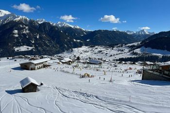 Die Bergdörfer Serfaus, Fiss und Ladis liegen direkt an der Piste.
