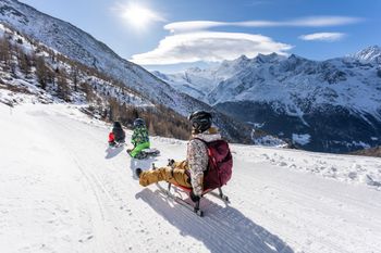 Die Schlittelabfahrten im Saastal garantieren Spaß und Action für die ganze Familie.