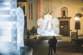 Im Grödnertal wird Tradition groß geschrieben. Im Winter kannst du außerdem einzigartige Schneefiguren bestaunen.