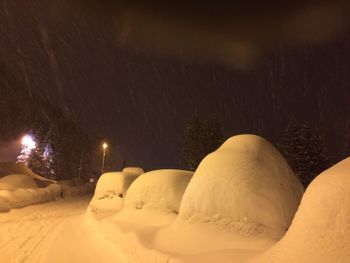 Ja, das sind schneebedeckte Autos in Flaine/Hochsavoyen.