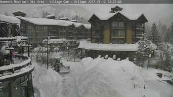 Langsam wird man der Neuschneemengen Herr in Mammoth Mountain California.