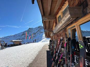Beliebter Einkehrpunkt: Die Harschbichlalm mit großem Spielplatz und tollem Blick auf das Kitzbüheler Horn.