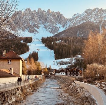 Innichen bietet als Übernachtungsort nicht nur eine traumhafte Dolomitenkulisse, sondern auch ein kleines Skigebiet zum Warmfahren am Haunold.