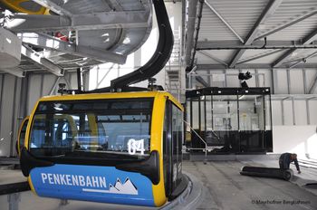Mit der modernen Penkenbahn geht es hinauf auf den Berg.