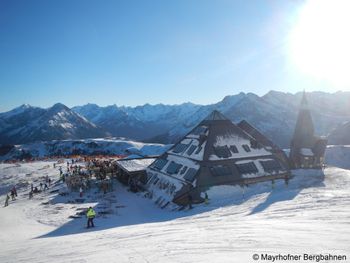 Die Schneekarhütte ist aufgrund ihrer Pyramidenform nicht zu übersehen.