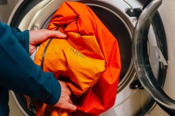 Hardshells brauchen spezielle Pflege – Weichspüler und normales Waschmittel sind tabu.