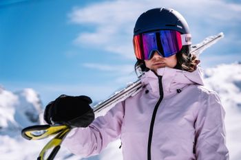 Skiausrüstung gibt es in vielen Preisklassen – von günstigen Einsteigermodellen bis hin zu hochwertigen Profi-Varianten.