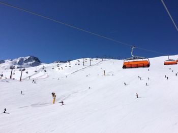 So mancher Lift könnte sich im Winter langsamer drehen oder verkürzte Betriebszeiten aufweisen, um Strom zu sparen.