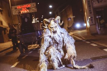 Knapp 1.000 Krampusse ziehen durch die Straßen von Pozza di Fassa.