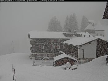Heftiger Schneefall am Morgen des Heiligabends im Montafon (Webcambild).
