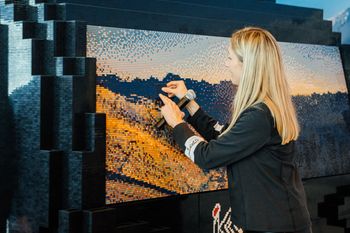 Die Gondelfenster bestehen aus 24.576 Steinen und bilden kunstvolle Mosaike mit markenten Ischgler Wahrzeichen.