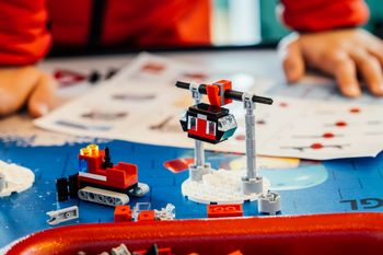 In Ischgl können Kinder selbst kreativ werden und mit LEGO-Steinen ihre eigenen Bauwerke erschaffen.