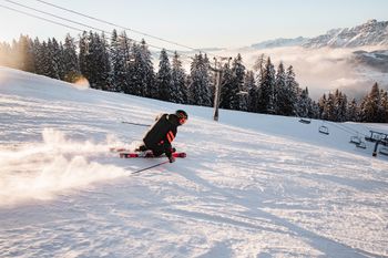 Die Skijacken und -hosen der HERO-Kollektion sind auf Geschwindigkeit und Bewegungsfreiheit ausgelegt.