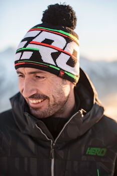 Mützen, Oberteile und Winterjacken vervollständigen den HERO-Look auch abseits der Piste.
