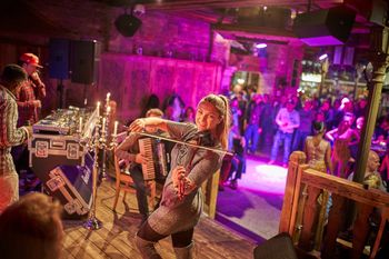 Von Mittags bis Abends erwarten dich musikalische Live-Performances.