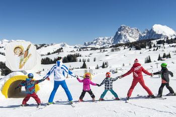 Auf Entdeckungsreise gehen die Kinder mit den Skilehrern auf der Seiser Alm.