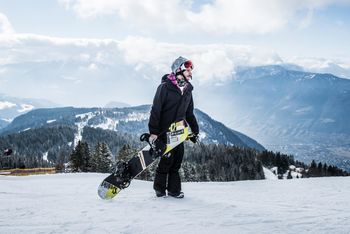 Snowboard-Profi Omar Visintin gibt den Kindern und Jugendlichen Tipps.