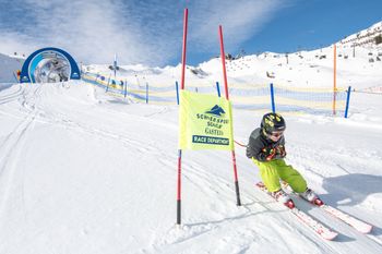 In Gastein lernen Kids schnell die ersten Schwünge auf zwei Brettern.