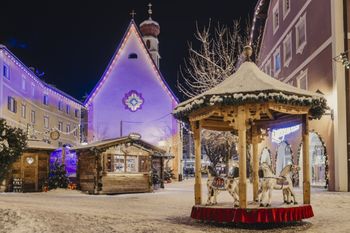 Lichterketten und Holzhütten verwandeln St. Ulrich in ein Weihnachtsdorf.