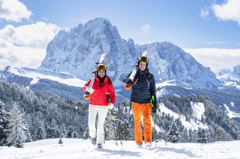 Mit Ski auf den Schultern geht es zum ersten Skitag der Saison in Gröden.