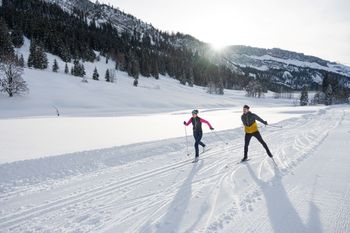 Genieße die bestens präparierten Loipen und Pisten in Oberstdorf.