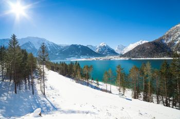 Der Achensee glänzt auch im Winter durch ein eindrucksvolles Panorama
