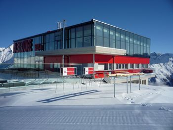 Die Adlerlounge auf dem Cimaross (2.405m) im Großglockner Resort Kals Matrei.