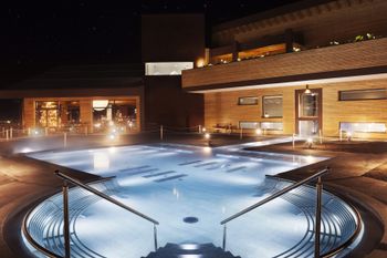 Das Wasser in der QC Therme Dolomiti kommt aus der einzigen schwefelhaltigen Quelle im Trentino.